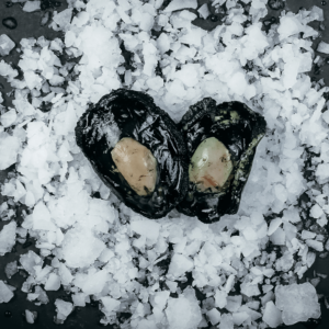 Fresh whole mussels on crushed ice, showcasing premium New Zealand seafood available from Harbour Fish or added to your fresh fish delivery.