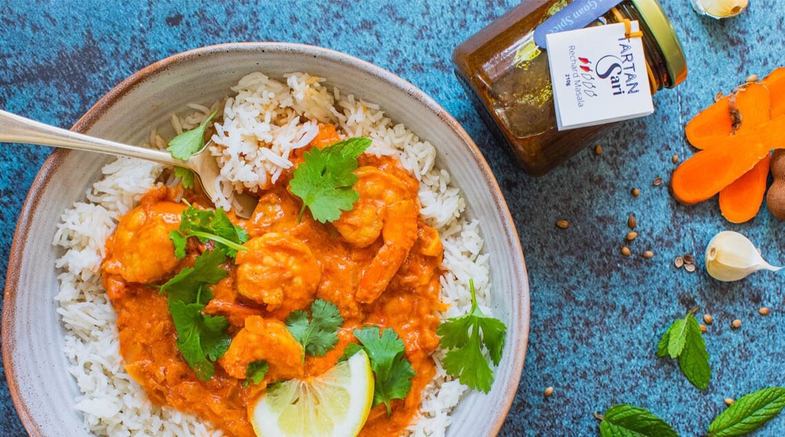 Fish curry with prawns in rich Tartan Sari Rechard Masala sauce, served over rice with coriander